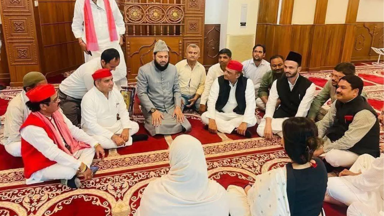 Samajwadi party meeting in masjid