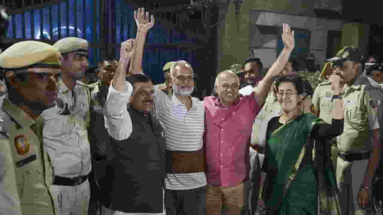 आम आदमी पार्टी के नेता खुशियां मनाते हुए । Photo Ctredit: PTI