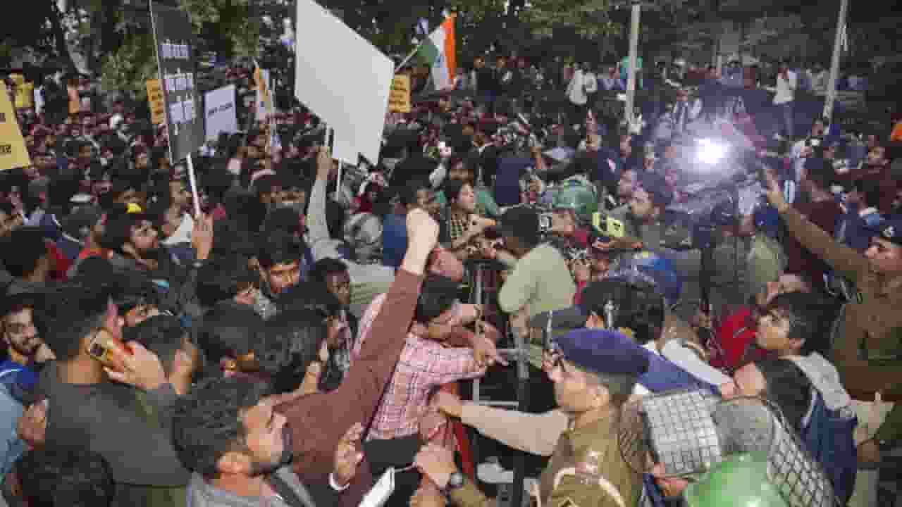 Students protesting in patna । Photo Credit: PTI