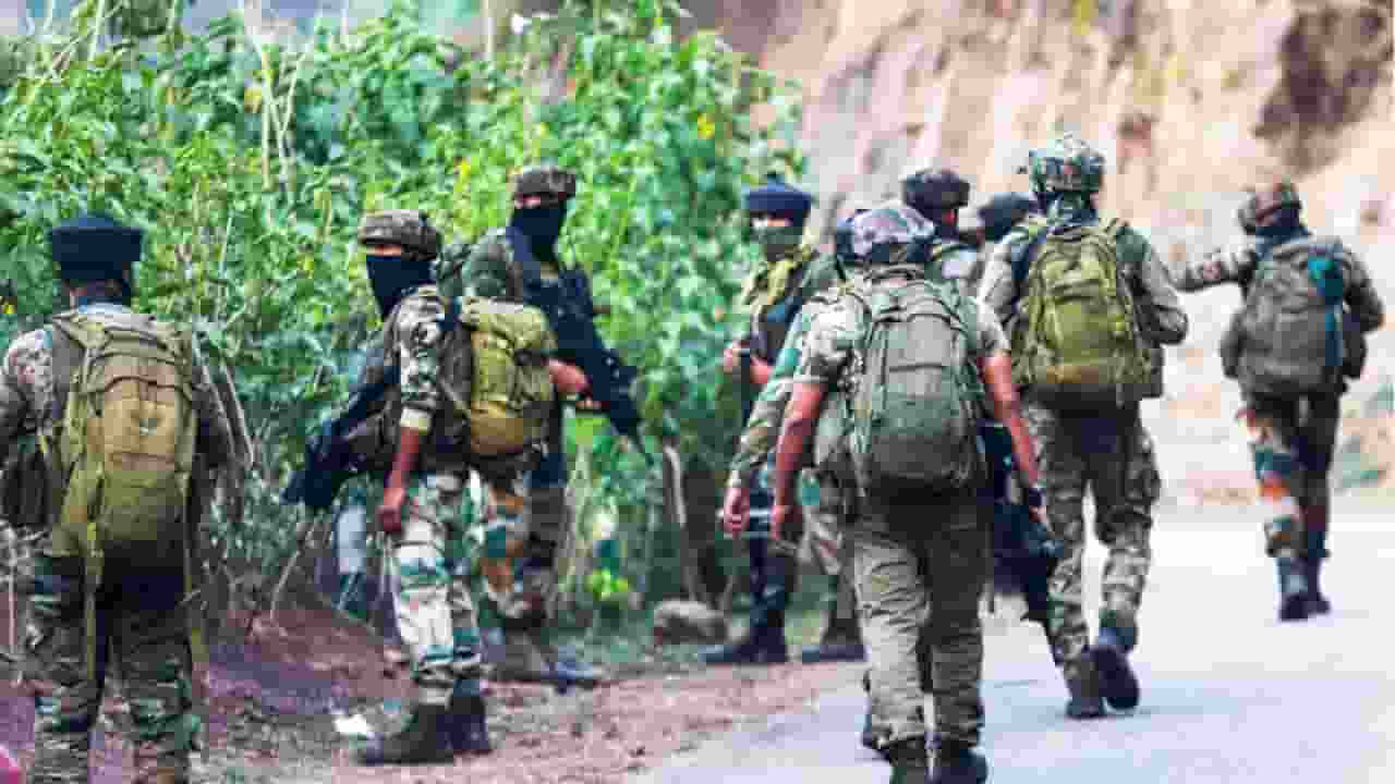 जम्मू-कश्मीर: कुलगाम में मुठभेड़, 1 आतंकी ढेर, ऑपरेशन जारी Indian Army