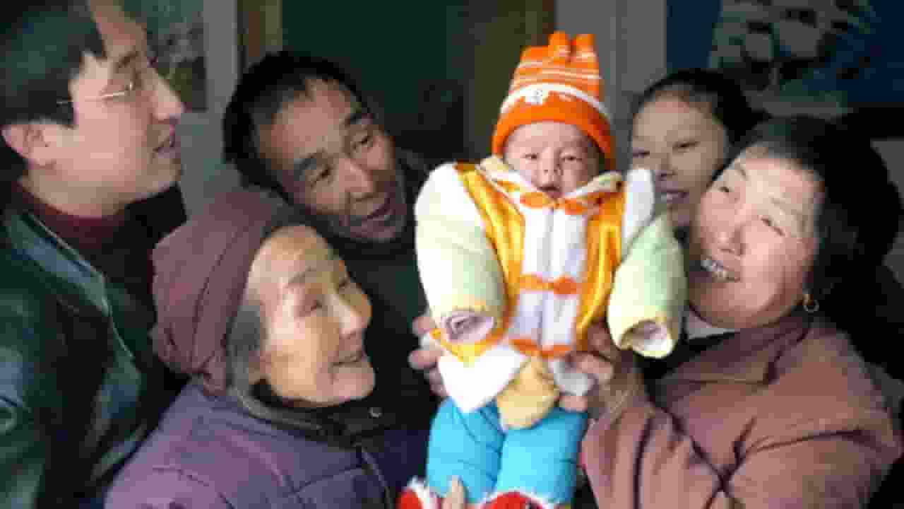 घटती आबादी से परेशान हुआ चीन, अब बच्चा पैदा करने के लिए देगा 500 डॉलर china birth rate