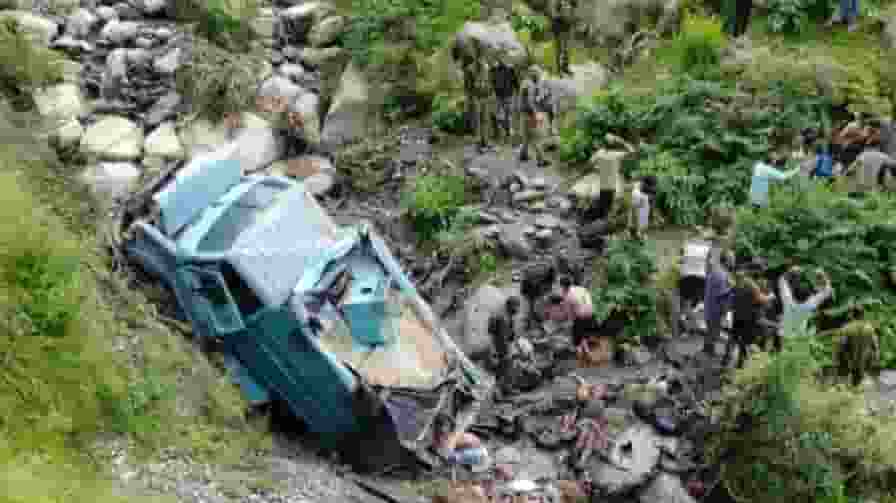 उधमपुर में गहरी खाई में गिरी CRPF की गाड़ी, 2 की मौत, 12 जवान घायल vehicle met with an accident