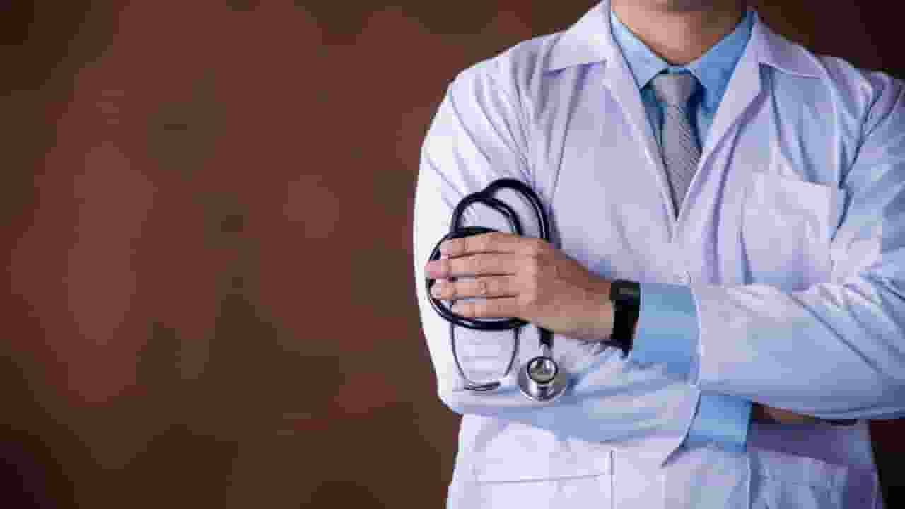 क्लिनिक में नंगा, महिला के साथ गलत हरकत, 5 साल के लिए बैन हुआ डॉक्टर America news