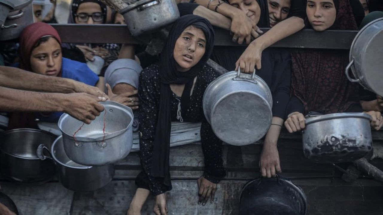 रोटी मांगने वालों पर इजरायल का अत्याचार, लोग बोले- भूख से मरना बेहतर gaza aid