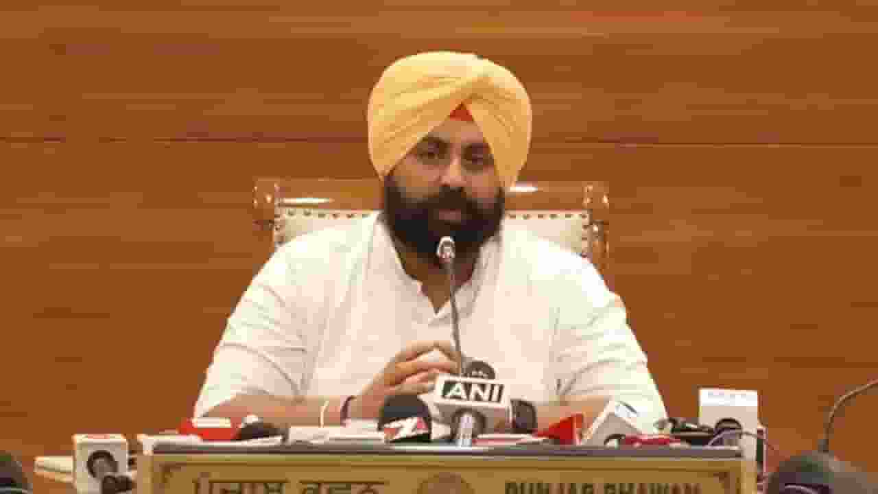 पंजाब में AAP के मंत्री को अकाल तख्त से मिली सजा, साफ करने होंगे जूते Harjot singh Bains । Photo Credit: X @AAPPunjab