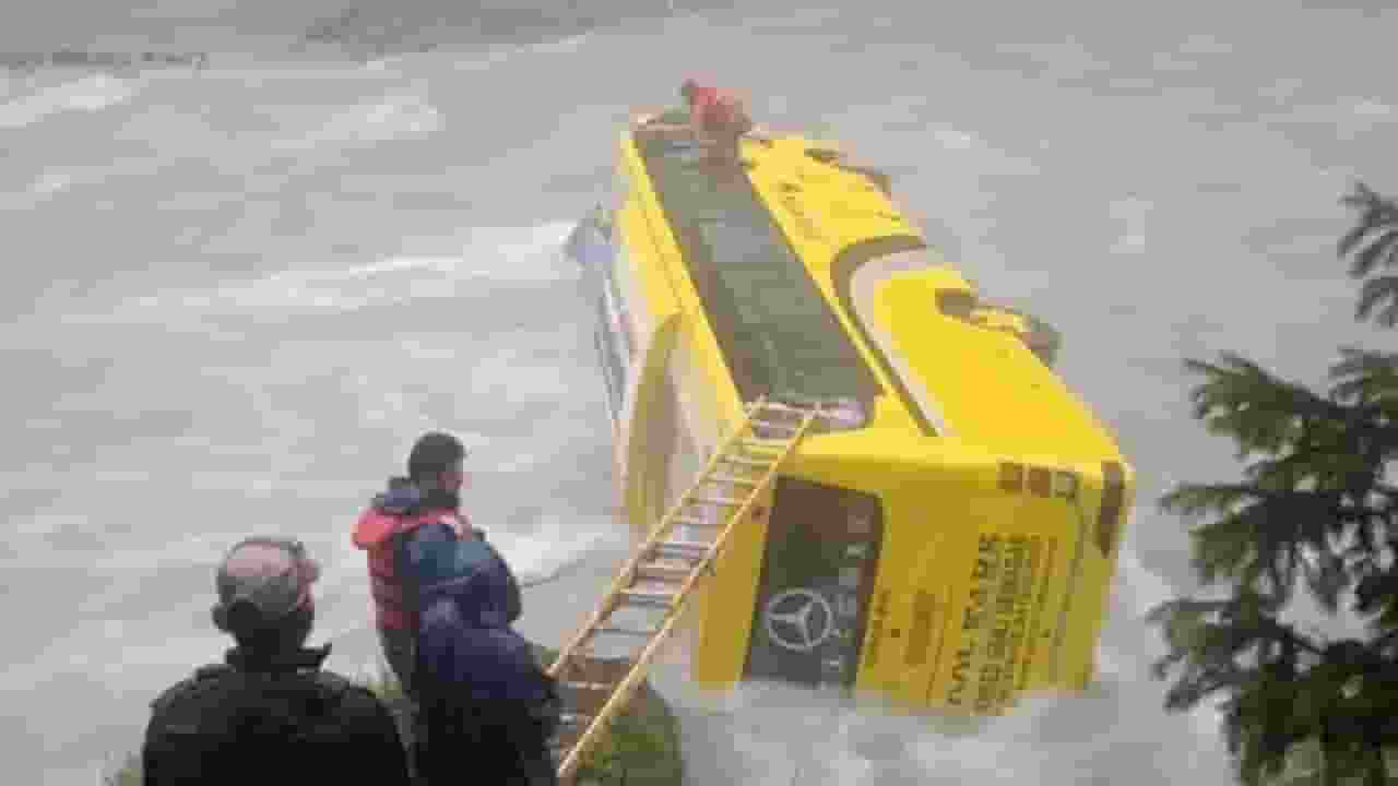 ITBP के जवानों से भरी बस नदी में गिरी, सभी जवान बचाए गए itbp bus fall