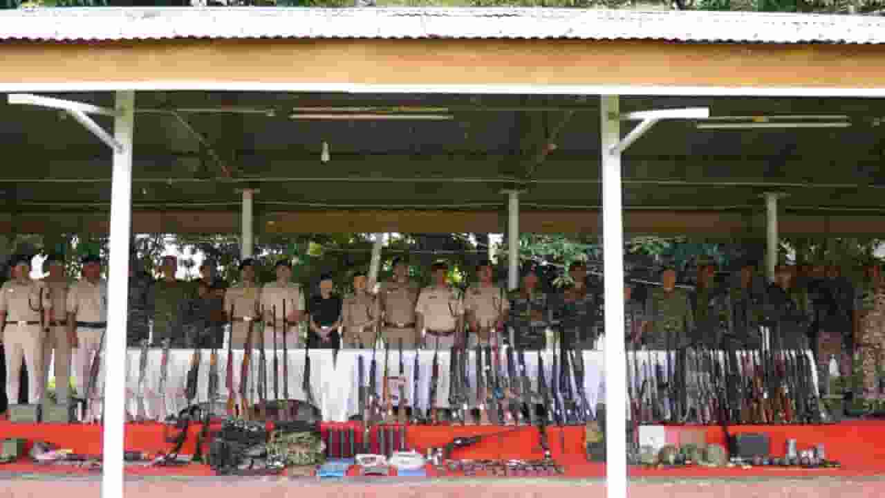 86 हथियार, 974 गोलियां; मणिपुर में बरामद हुए ढेरों राइफल और पिस्तौल Representational Image। Photo Credit: X/@manipur_police