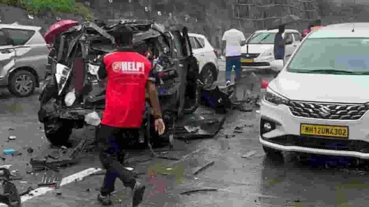 मुंबई-पुणे एक्सप्रेसवे पर टकराई 20 गाड़ियां, 1 की मौत, 5 KM लगा जाम Mumbai Pune Accident