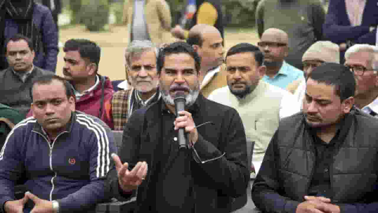 एंबुलेंस खरीद में करप्शन, फ्लैट के लिए दिए 25 लाख, PK ने BJP को घेरा Prashant Kihore । Photo Credit: PTi