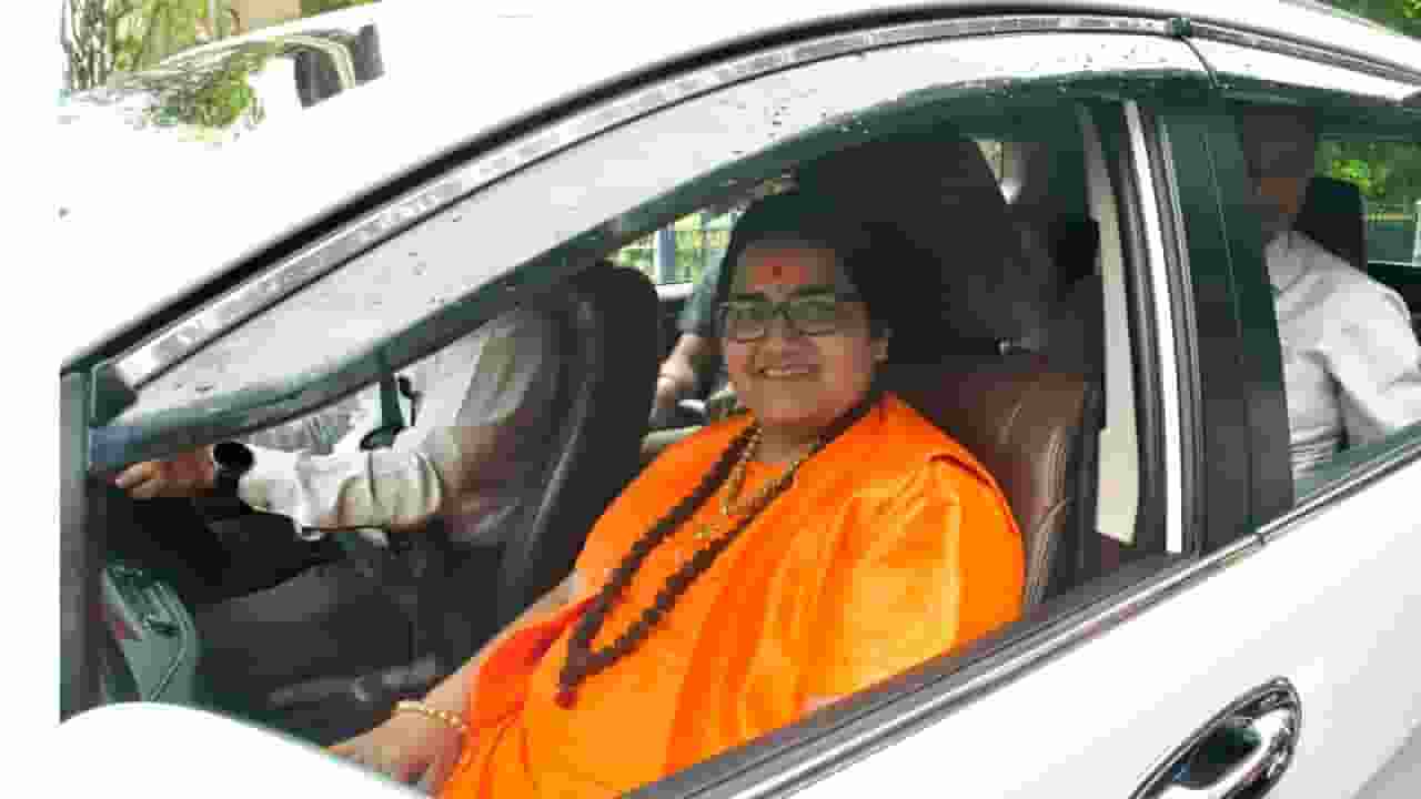'मोदी-योगी का नाम ले लो, नहीं पीटेंगे'; साध्वी प्रज्ञा का बड़ा दावा Sadhvi Pragya Thakur.