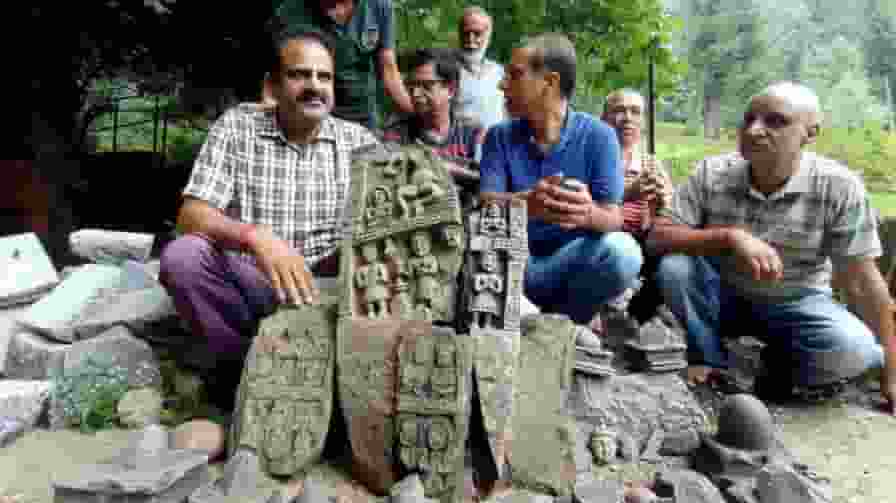 जम्मू-कश्मीर: खुदाई के दौरान जमीन मे मिली हिंदू देवी-देवताओं की मूर्ति Sculptures found during excavations